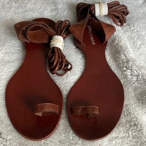 NWT. Brown toe ring wooden sandal